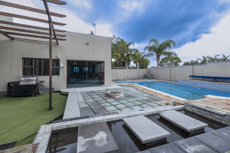 7 Bedroom Property for Sale in Plattekloof Western Cape
